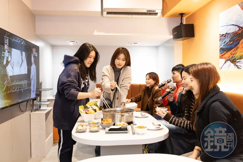 รวมไว้ในที่เดียวทั้งปาร์ตี้หม้อไฟและต่อคาราโอเกะ! “Jiang Lao Die Shabu Shabu” เปิดใหม่บนถนนพลเมือง (Civic Boulevard) ในไทเป พร้อมเมนูเนื้อวัวสด (Warm-beef) จำนวนจำกัดต่อวัน ขวัญใจเหล่านักกิน