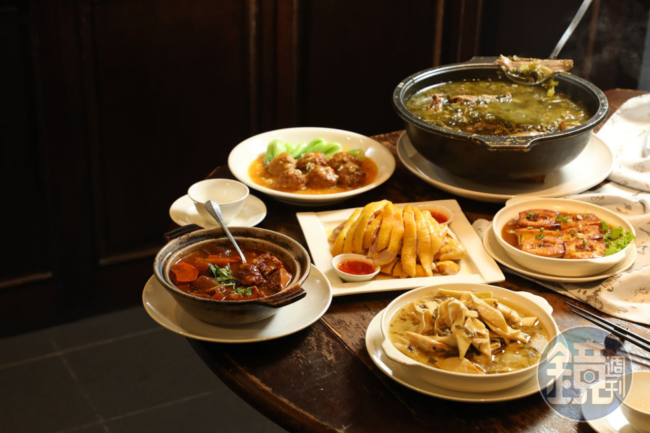 เมนูเด็ดไก่ต้มเกลือทองคำ และเป็ดตุ๋นผักกาดดอง! “Xin Tao Fang” ร้านเก่าแก่ชื่อดังแห่งซินจู๋ สืบทอดฝีมืออาหารรสเลิศตำรับแคะมานานถึง 3 รุ่น